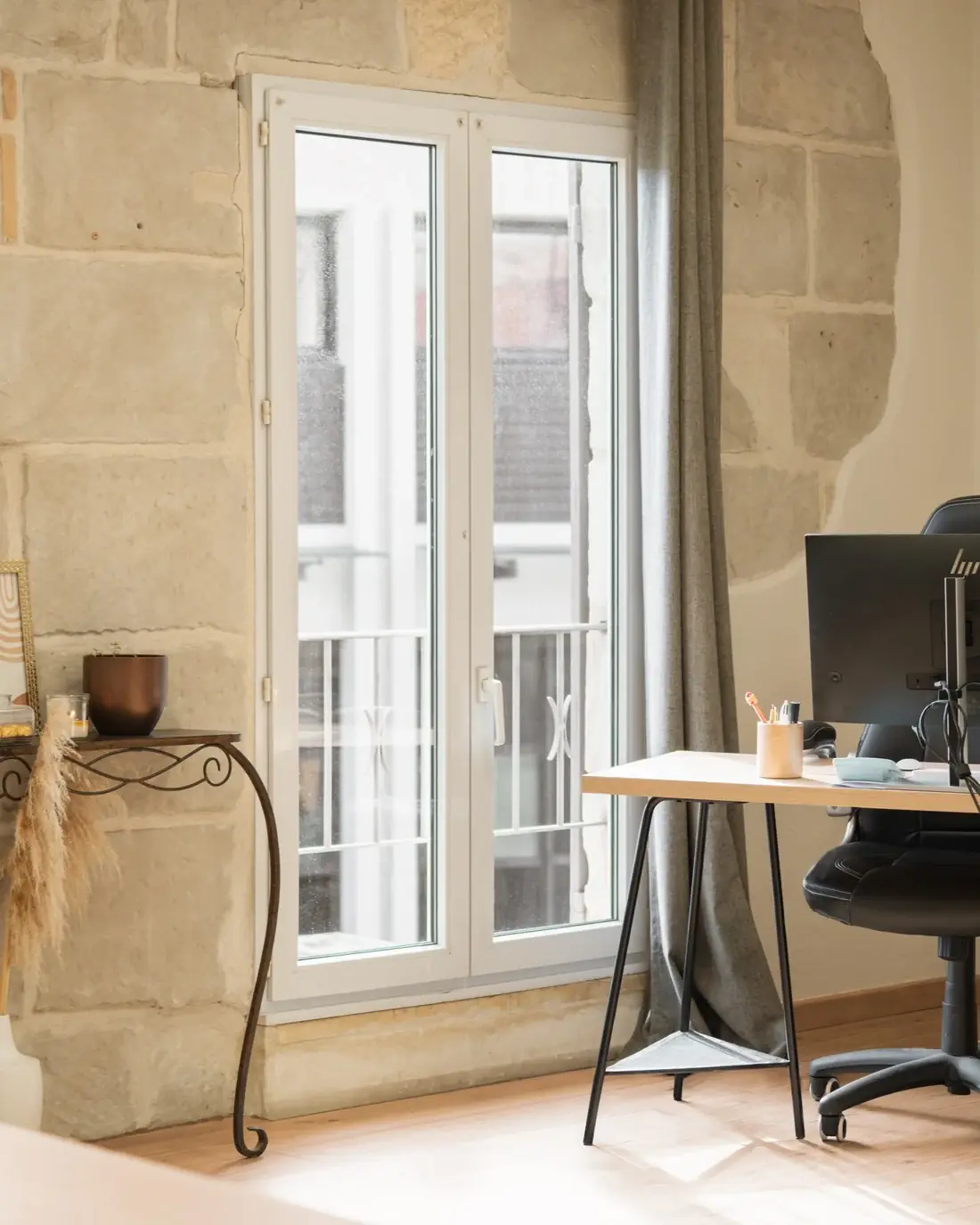 Bureau de la Maison de Voltaire, avec fenêtre et mur en pierre