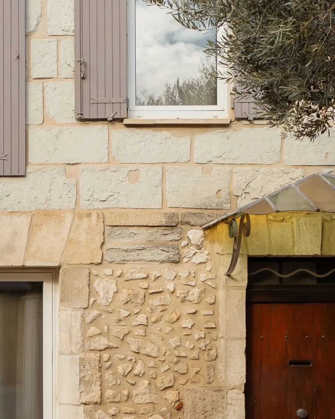 Façade en pierre, volets et porte en bois de la Maison de Voltaire